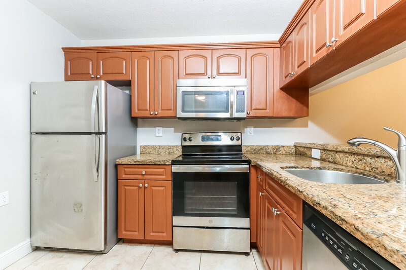 2,050/Mo, 948 Lake Victoria Drive Unit B West Palm Beach, FL 33411 Kitchen View