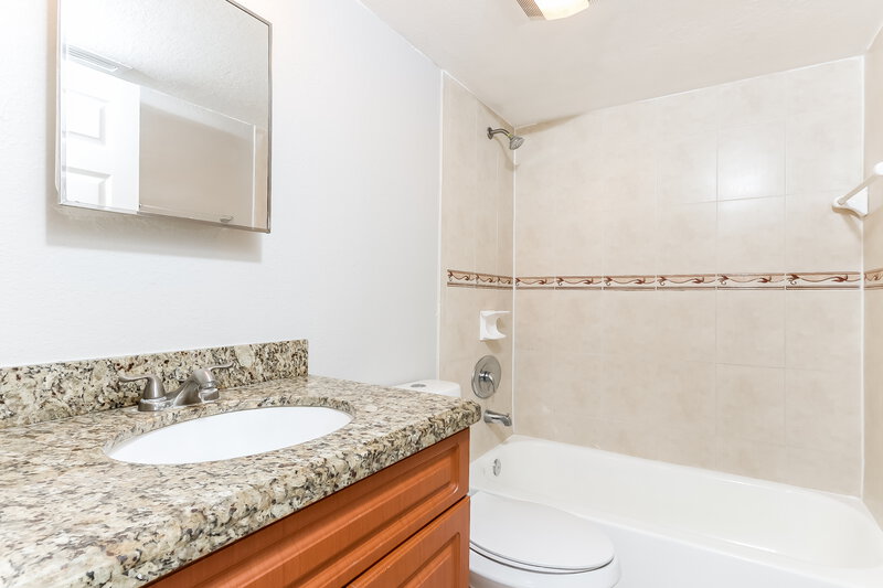 2,050/Mo, 948 Lake Victoria Drive Unit B West Palm Beach, FL 33411 Main Bathroom View