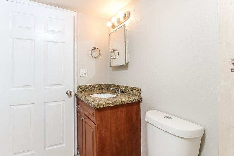 2,050/Mo, 948 Lake Victoria Drive Unit B West Palm Beach, FL 33411 Main Bathroom View 2
