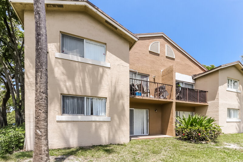 2,050/Mo, 948 Lake Victoria Drive Unit B West Palm Beach, FL 33411 Rear View