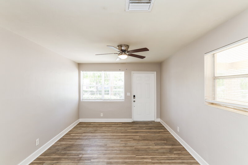 2,195/Mo, 826 S D St Lake Worth Beach, FL 33460 Living Room View 2