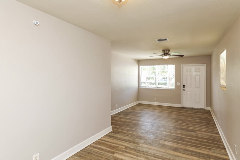 2,195/Mo, 826 S D St Lake Worth Beach, FL 33460 Living Room View 3