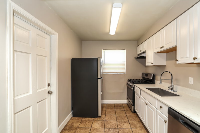 2,195/Mo, 826 S D St Lake Worth Beach, FL 33460 Kitchen View