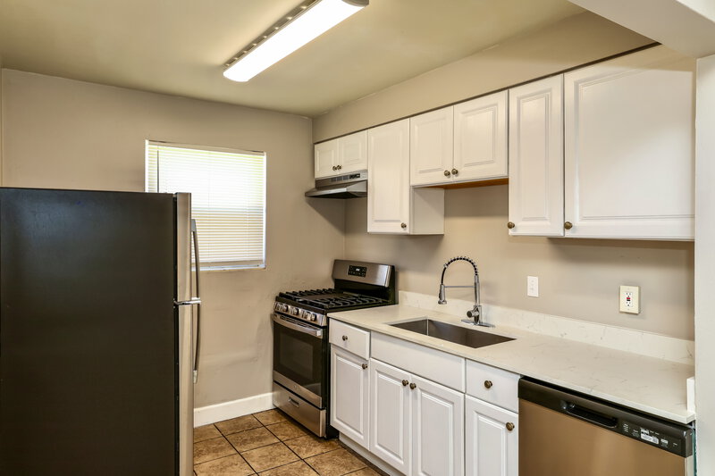 2,195/Mo, 826 S D St Lake Worth Beach, FL 33460 Kitchen View 2