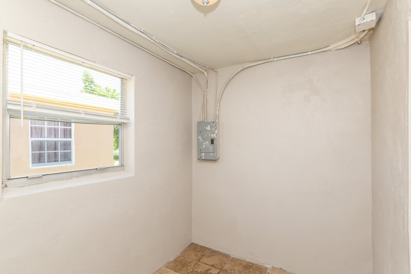 2,195/Mo, 826 S D St Lake Worth Beach, FL 33460 Laundry Room View