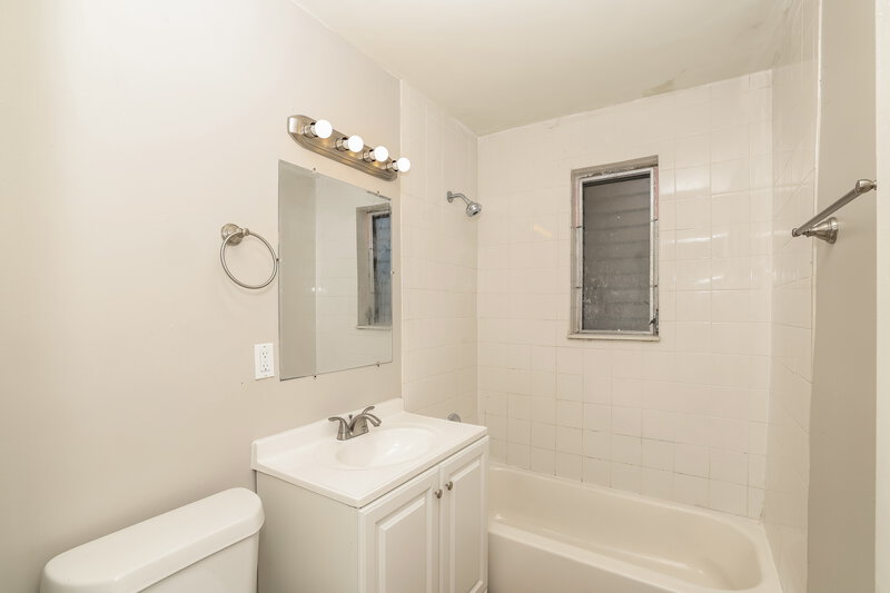 2,195/Mo, 826 S D St Lake Worth Beach, FL 33460 Bathroom View