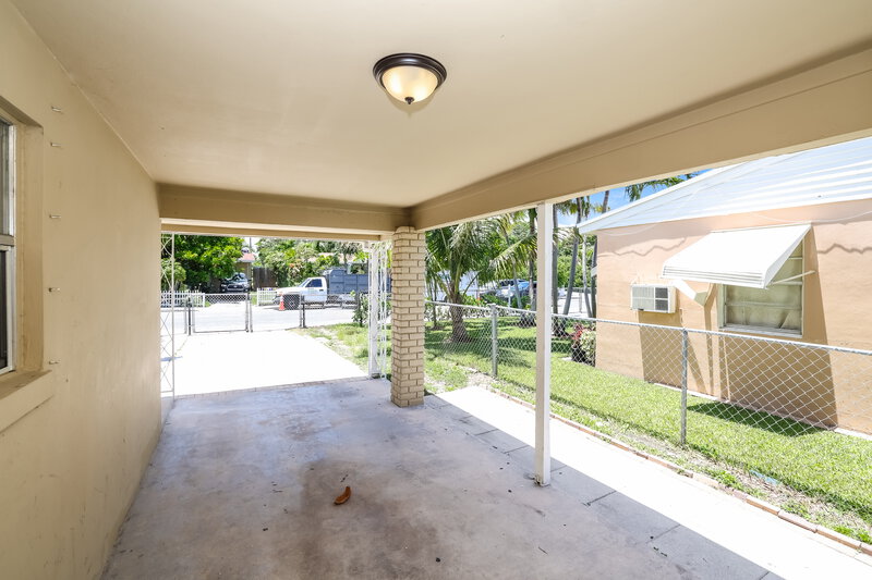 2,195/Mo, 826 S D St Lake Worth Beach, FL 33460 Carport View