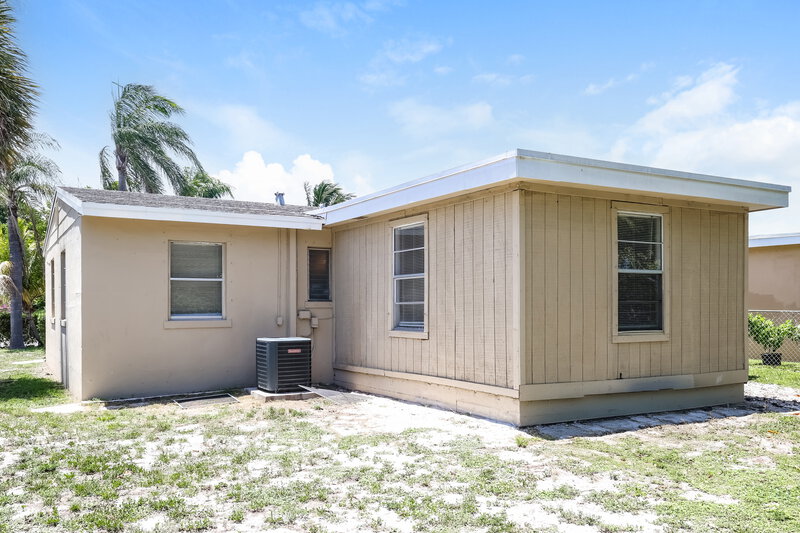 2,195/Mo, 826 S D St Lake Worth Beach, FL 33460 Rear View