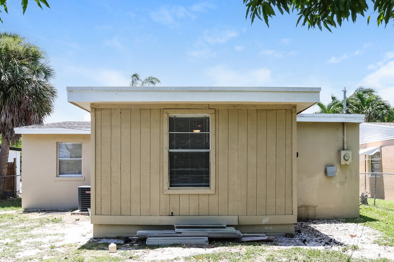2,195/Mo, 826 S D St Lake Worth Beach, FL 33460 Rear View 2