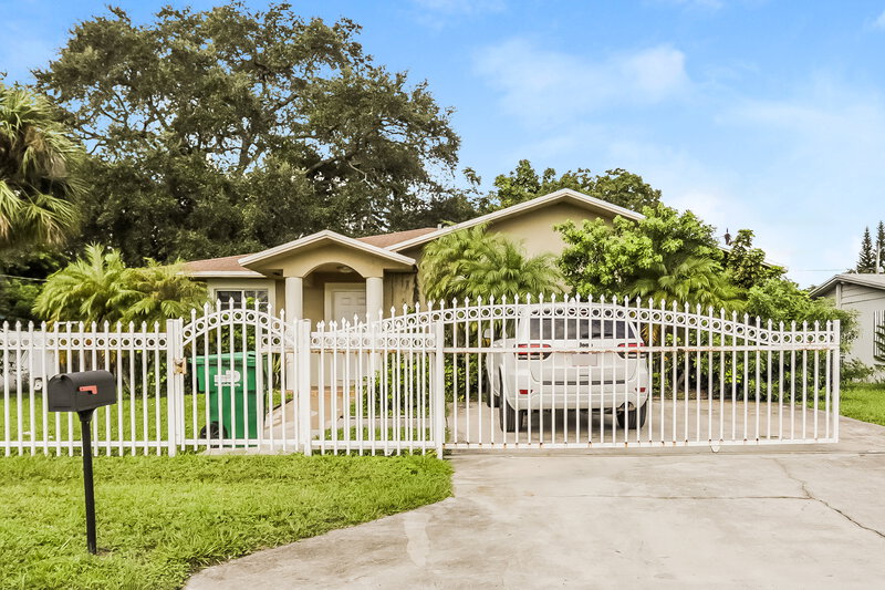 2,525/Mo, 12600 W GOLF DR Miami, FL 33167 External View