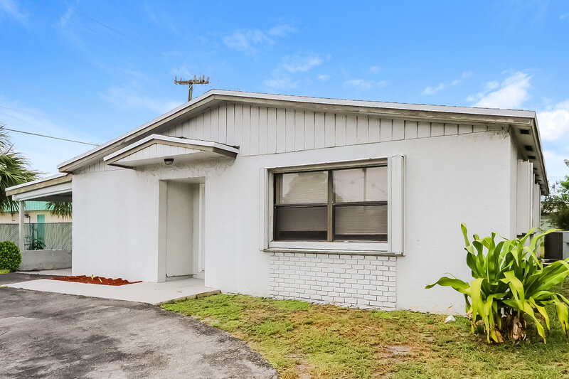 4,050/Mo, 1931 N Seacrest Boulevard Boynton Beach, FL 33435 Front View 2