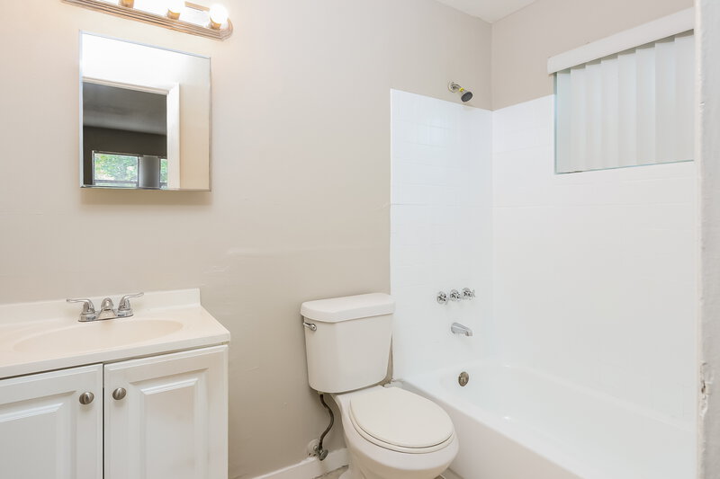 4,050/Mo, 1931 N Seacrest Boulevard Boynton Beach, FL 33435 Main Bathroom View