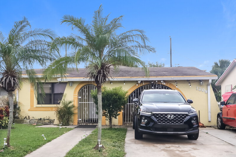 2,400/Mo, 1209 W 32nd Street Riviera Beach, FL 33404 External View
