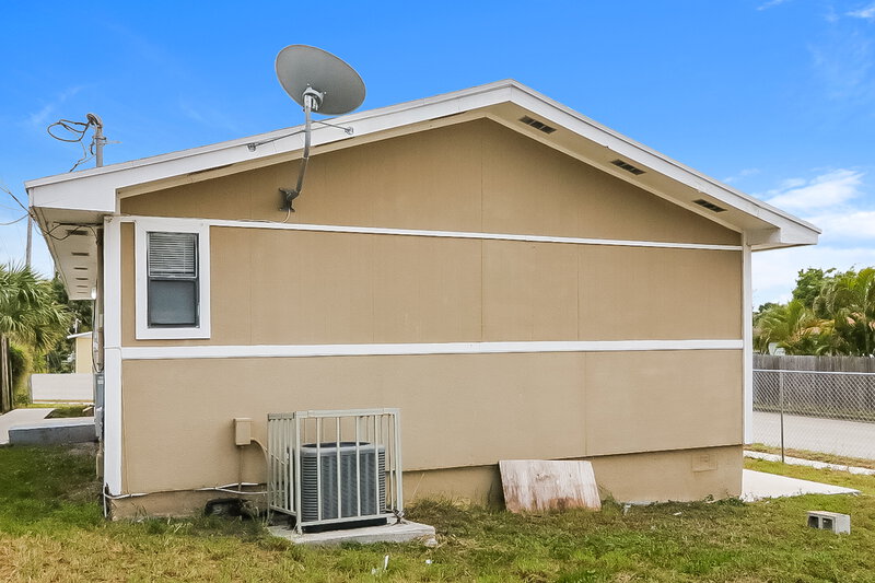 4,010/Mo, 1496 W 31st St Riviera Beach, FL 33404 Side View