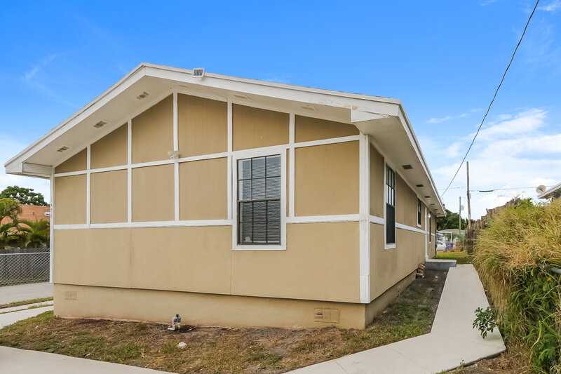 4,010/Mo, 1496 W 31st St Riviera Beach, FL 33404 Rear View