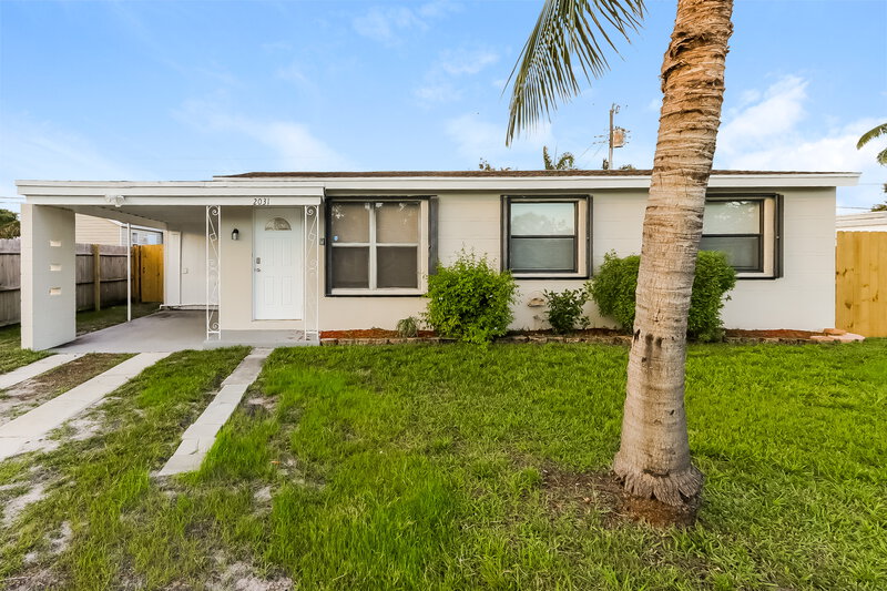 2,560/Mo, 2031 Kenwood Rd West Palm Beach, FL 33409 External View
