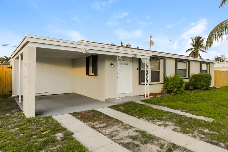 2,560/Mo, 2031 Kenwood Rd West Palm Beach, FL 33409 Front View