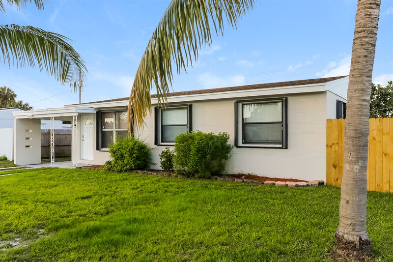 2,560/Mo, 2031 Kenwood Rd West Palm Beach, FL 33409 Front View 2