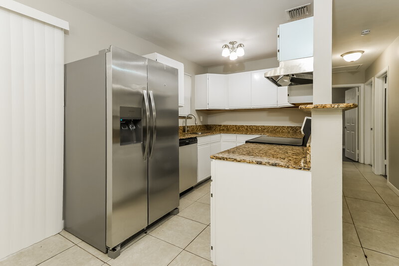 2,560/Mo, 2031 Kenwood Rd West Palm Beach, FL 33409 Kitchen View