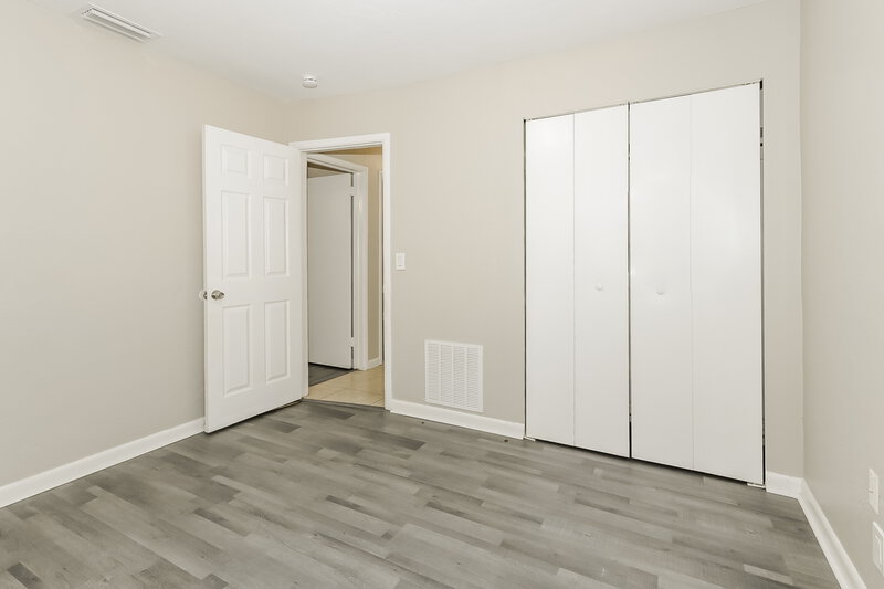 2,560/Mo, 2031 Kenwood Rd West Palm Beach, FL 33409 Main Bedroom View 2