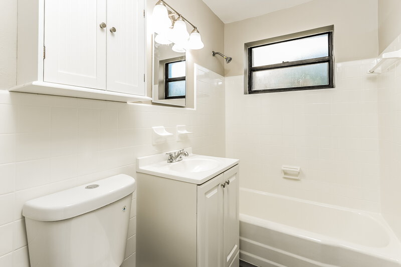 2,560/Mo, 2031 Kenwood Rd West Palm Beach, FL 33409 Main Bathroom View