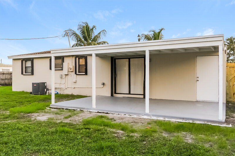 2,560/Mo, 2031 Kenwood Rd West Palm Beach, FL 33409 Rear View