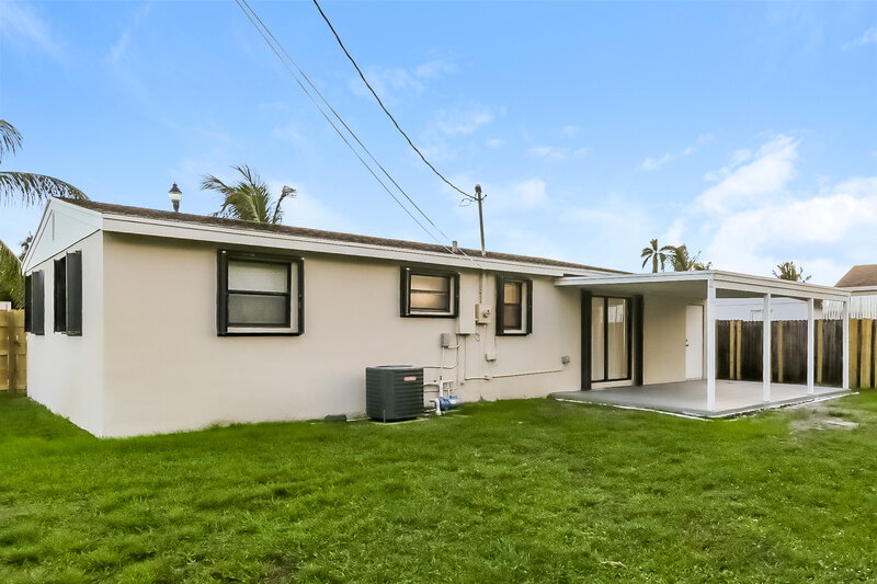 2,560/Mo, 2031 Kenwood Rd West Palm Beach, FL 33409 Rear View 2