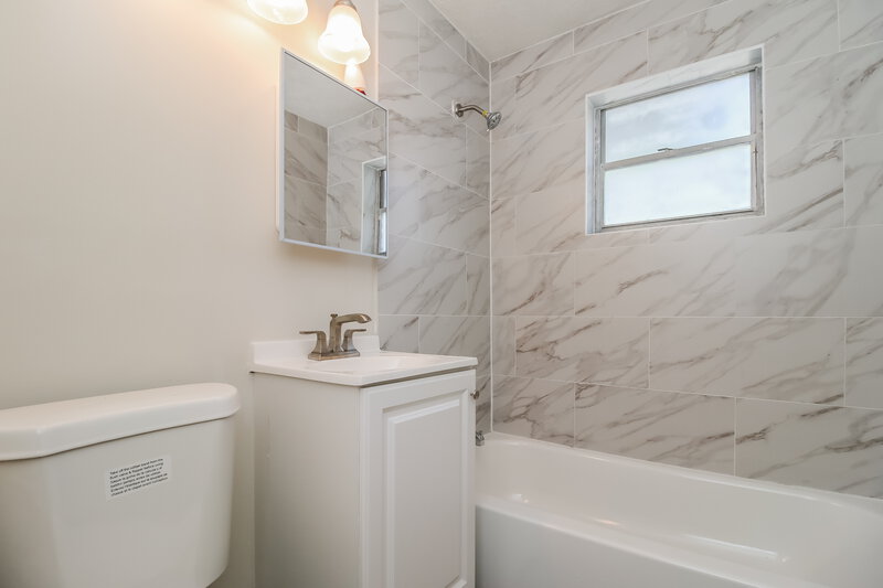2,445/Mo, 5383 Eadie Place West Palm Beach, FL 33407 Bathroom View
