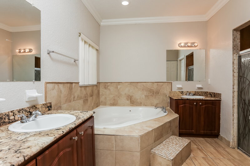 2,950/Mo, 2968 NW 6 CT Fort Lauderdale, FL 33311 Main Bathroom View