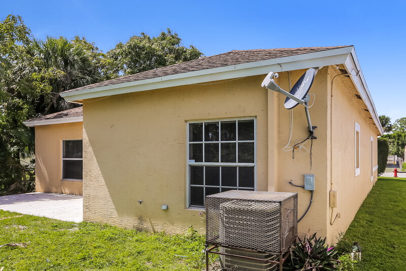 2,950/Mo, 2968 NW 6 CT Fort Lauderdale, FL 33311 Rear View