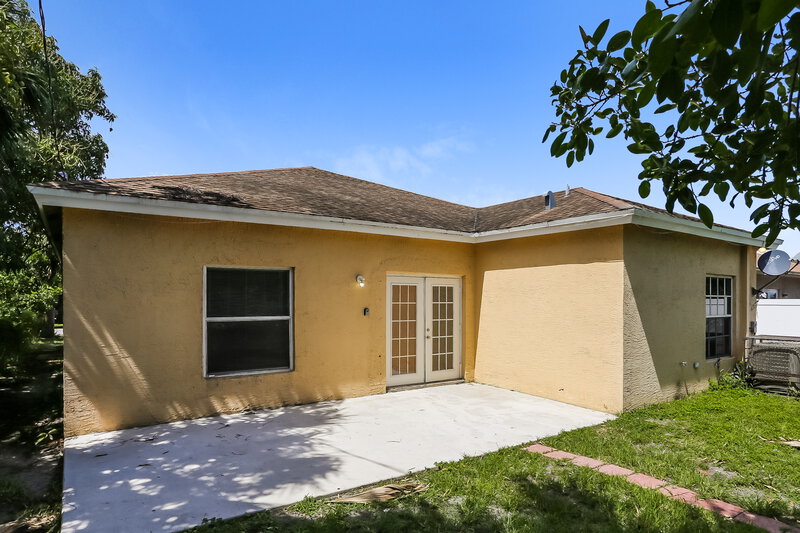 2,950/Mo, 2968 NW 6 CT Fort Lauderdale, FL 33311 Rear View 2