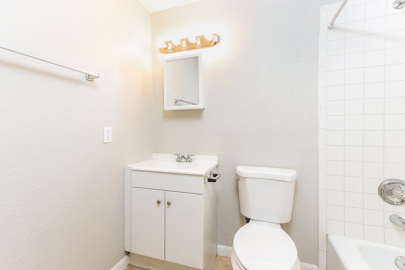 2,600/Mo, 5812 Gramercy Drive West Palm Beach, FL 33407 Main Bathroom View