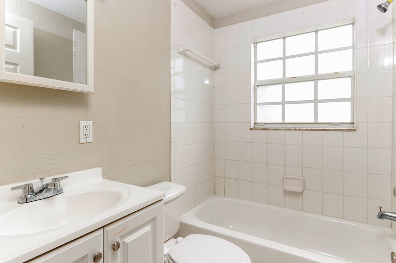 2,600/Mo, 5812 Gramercy Drive West Palm Beach, FL 33407 Bathroom View 2