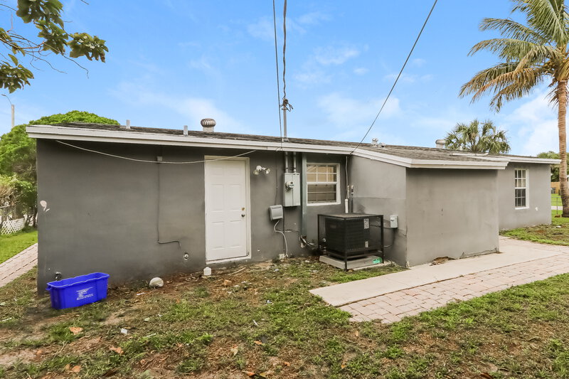 2,600/Mo, 5812 Gramercy Drive West Palm Beach, FL 33407 Rear View