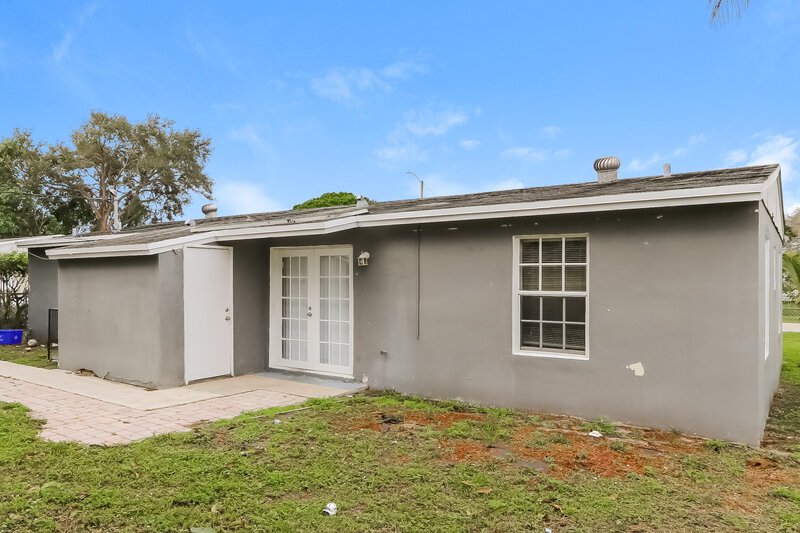 2,600/Mo, 5812 Gramercy Drive West Palm Beach, FL 33407 Rear View 2