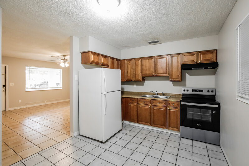 2,215/Mo, 3681 NE 15th Terrace Pompano Beach, FL 33064 Kitchen View 2