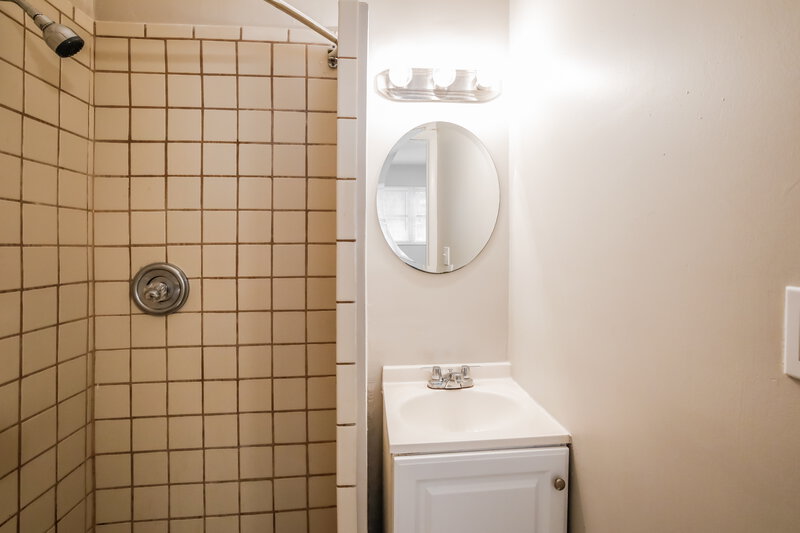 2,215/Mo, 3681 NE 15th Terrace Pompano Beach, FL 33064 Main Bathroom View