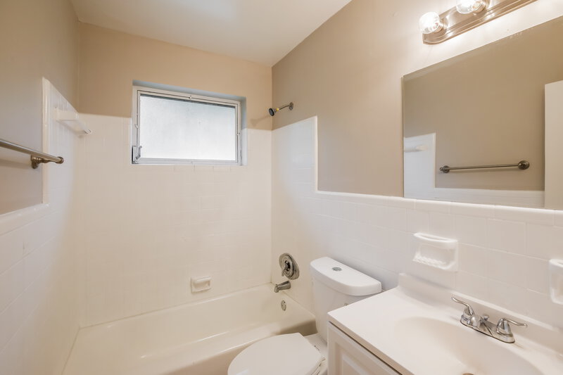 2,215/Mo, 3681 NE 15th Terrace Pompano Beach, FL 33064 Bathroom View