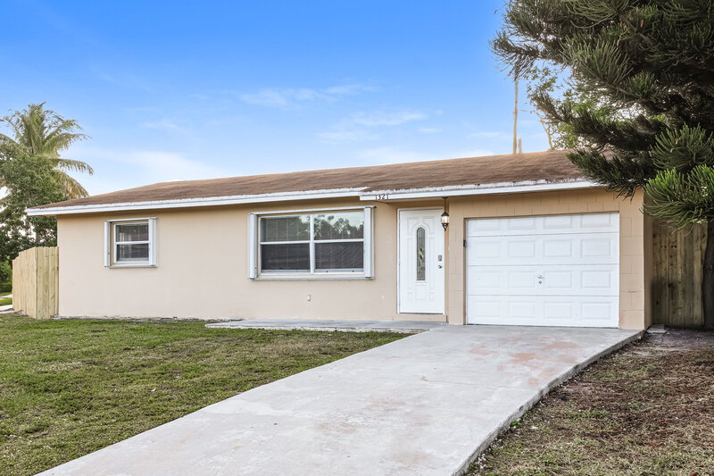 2,295/Mo, 1321 SW 21st Way Delray Beach, FL 33445 Front View