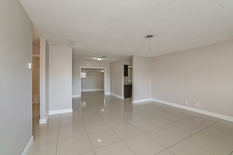 2,295/Mo, 1321 SW 21st Way Delray Beach, FL 33445 Living Room View 2