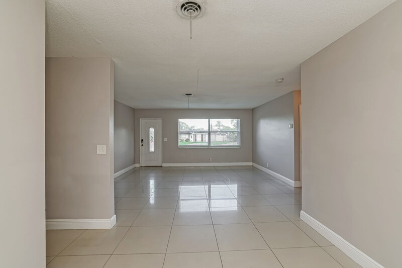 2,295/Mo, 1321 SW 21st Way Delray Beach, FL 33445 Living Room View 5