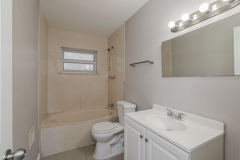 2,295/Mo, 1321 SW 21st Way Delray Beach, FL 33445 Bathroom View