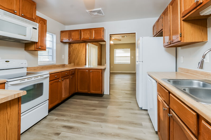 2,190/Mo, 3114 S 22nd Street Fort Pierce, FL 34982 Kitchen View