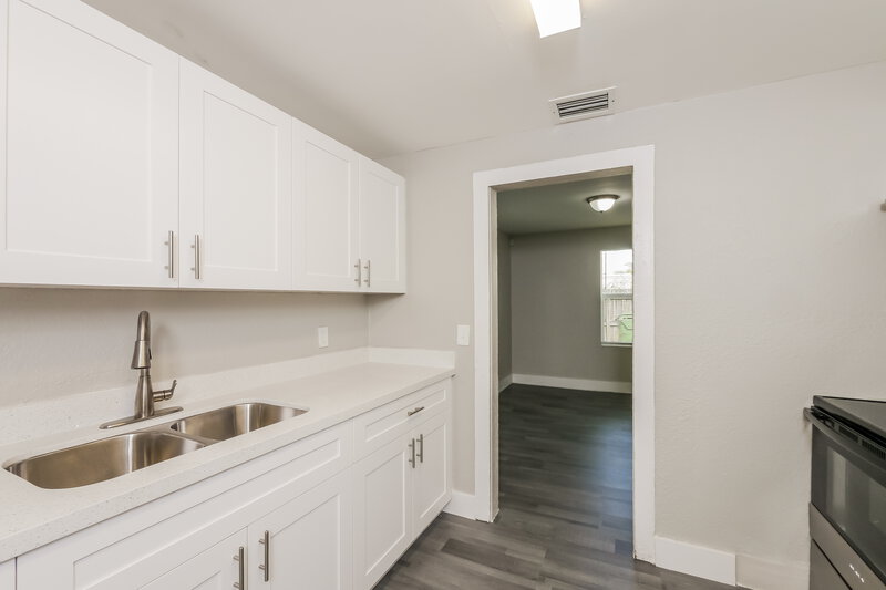 2,095/Mo, 1115 N Andrews Ave Fort Lauderdale, FL 33311 Kitchen View 4