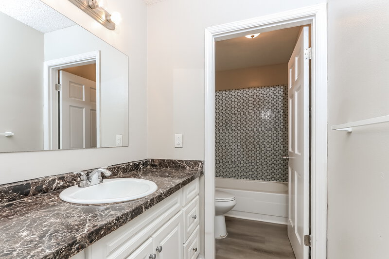 2,895/Mo, 719 Place Chateau Delray Beach, FL 33445 Main Bathroom View
