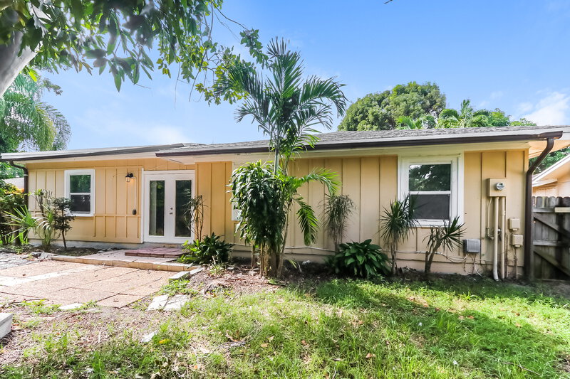 2,895/Mo, 719 Place Chateau Delray Beach, FL 33445 Rear View