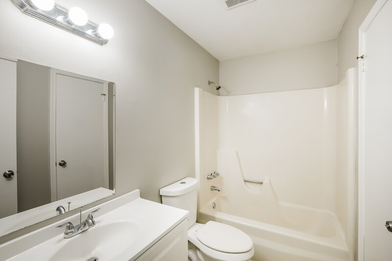 2,280/Mo, 7710 SW 6th Street North Lauderdale, FL 33068 Main Bathroom View