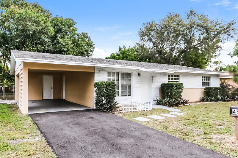 2,250/Mo, 4420 North Shore Drive West Palm Beach, FL 33407 Front View