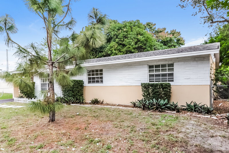 2,250/Mo, 4420 North Shore Drive West Palm Beach, FL 33407 Front View 2