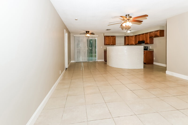 2,250/Mo, 4420 North Shore Drive West Palm Beach, FL 33407 Living Room View 2